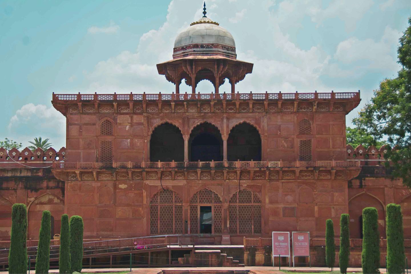 Taj Museum Agra (Timings, History, Entry Fee, Images, Built by & Information)